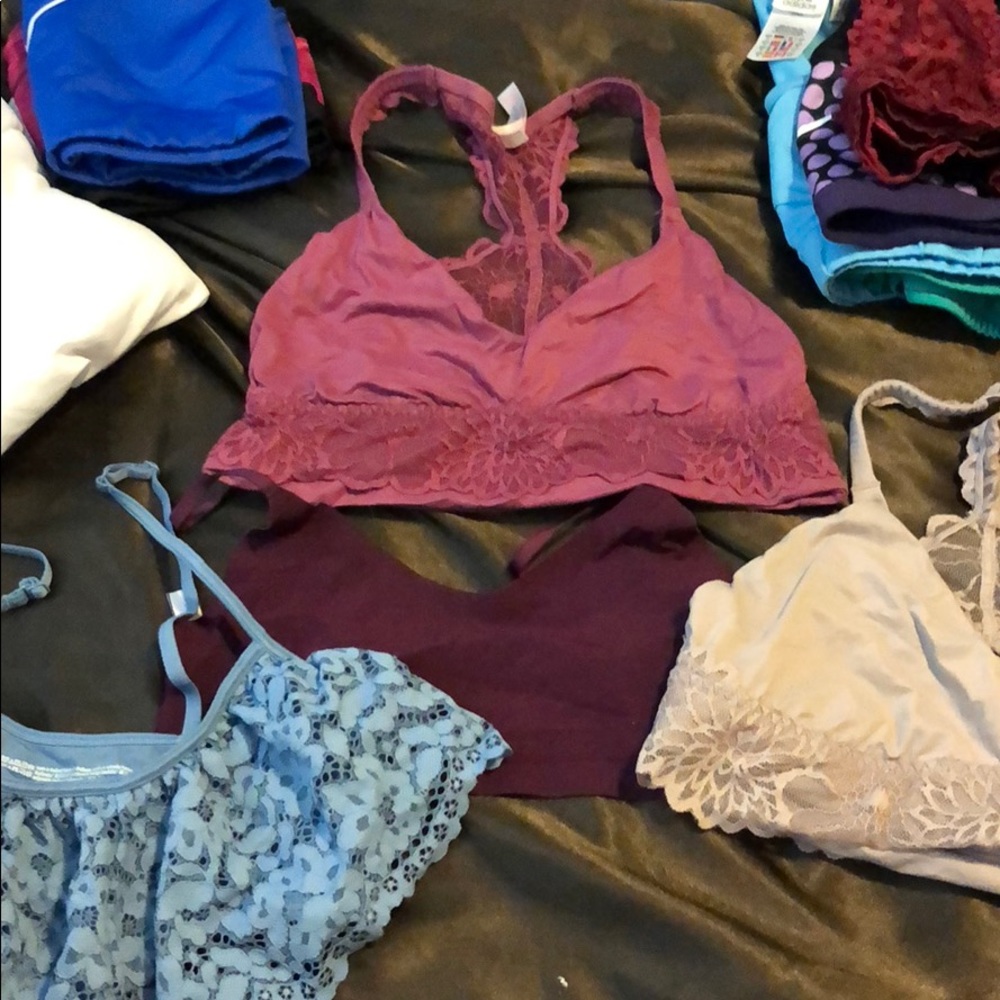 4 medium VS bralettes never worn no tags